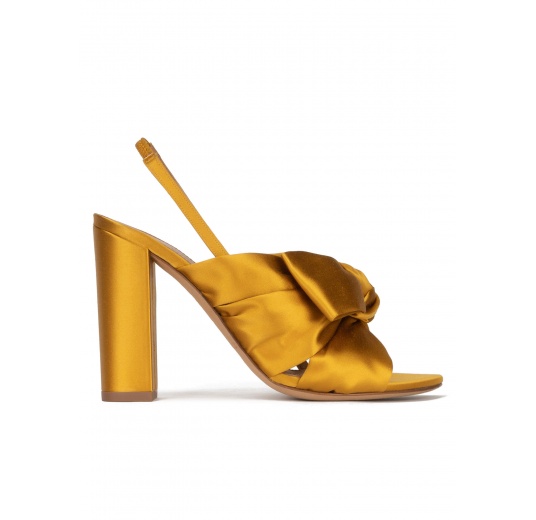 Bow-detailed high block heel sandals in mustard satin Pura López