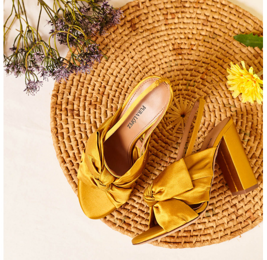 Bow-detailed high block heel sandals in mustard satin Pura López