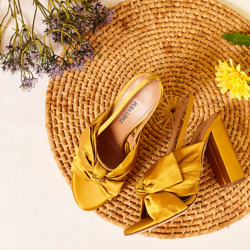 Bow-detailed high block heel sandals in mustard satin