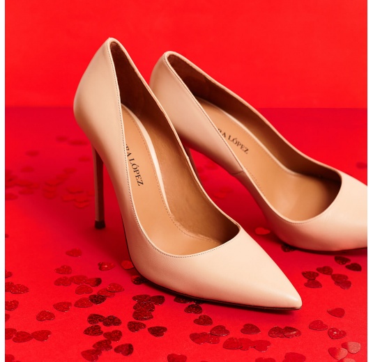 High heel pointy toe pumps in beige leather Pura López