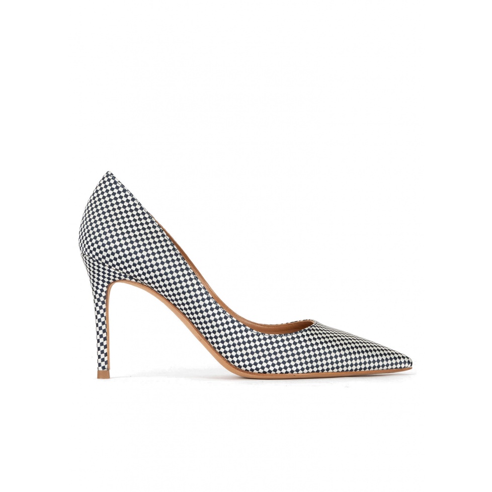 Point-toe high heel pumps in white-blue checked fabric