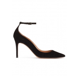 Zapatos negros de ante con tacón alto y pulsera en el tobillo Pura López