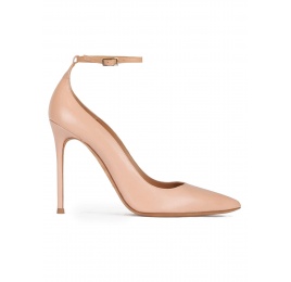 Zapatos nude de piel con tacón alto y pulsera en el tobillo Pura López