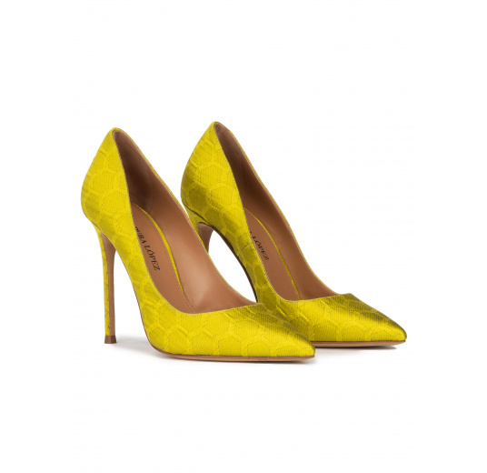 Heeled pointy toe pumps in pistachio green fabric Pura López