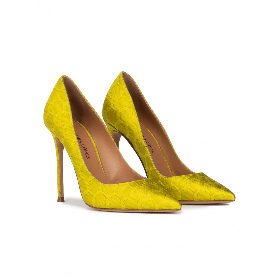 Heeled pointy toe pumps in pistachio green fabric