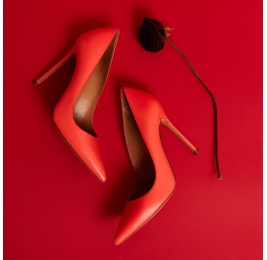 Heeled point-toe pumps in coral leather Pura López