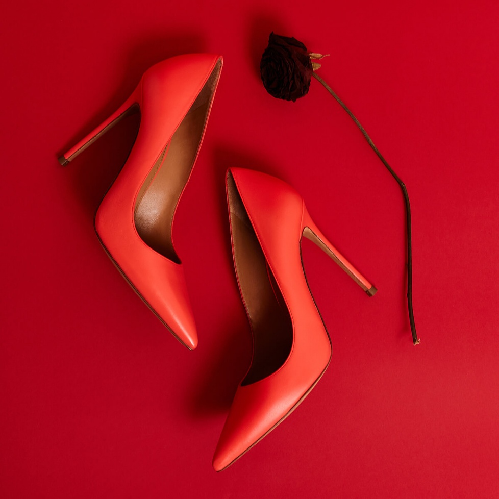 Heeled point-toe pumps in coral leather