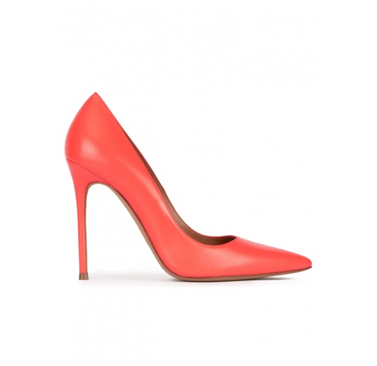 Heeled point-toe pumps in coral leather Pura López