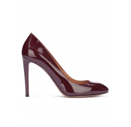 Zapatos de tacón alto en charol burdeos con puntera almendrada Pura López