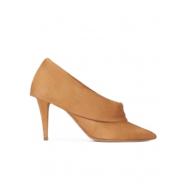 Zapatos abotinados de ante camel con tacón alto y punta fina Pura López