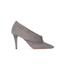 Zapatos abotinados de punta y tacón fino en ante gris Pura López