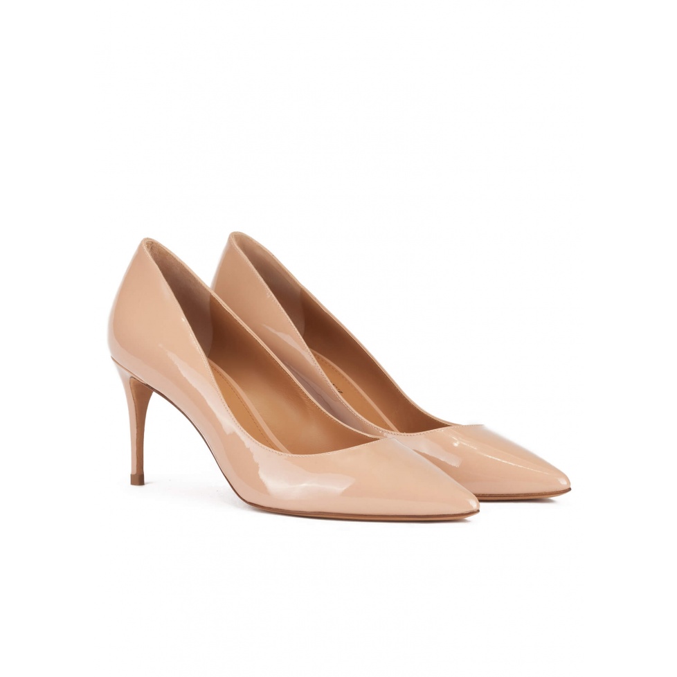 Pointed toe mid-heeled pumps in nude patent leather