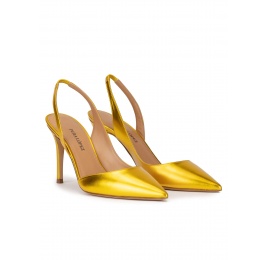 Heeled pointy toe pumps in yellow metallic leather Pura López