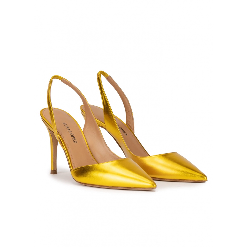 Heeled pointy toe pumps in yellow metallic leather