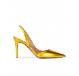 Heeled pointy toe pumps in yellow metallic leather Pura López