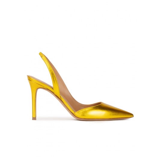 Heeled pointy toe pumps in yellow metallic leather Pura López