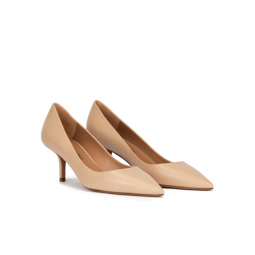 Mid-heeled pointed toe pumps in beige leather