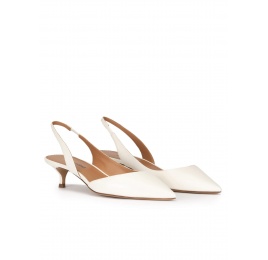 Slingback kitten heel pumps in off-white leather Pura López