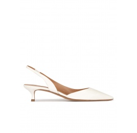 Slingback kitten heel pumps in off-white leather Pura López