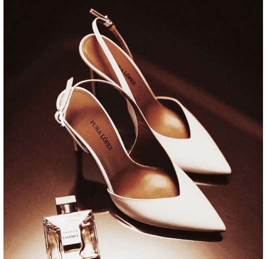 Asymmetric heeled slingback pumps in white calf leather Pura López