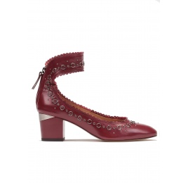 Zapatos de tacón medio en piel burdeos con pulsera Pura López