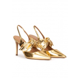 Bow detailed heeled slingback shoes in gold mirrored leather Pura López