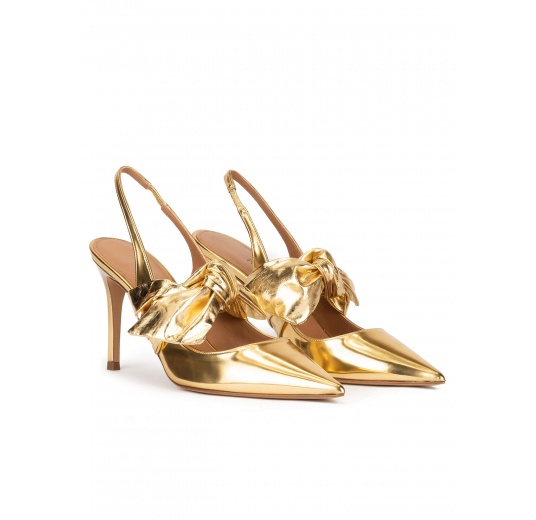 Bow detailed heeled slingback shoes in gold mirrored leather Pura López