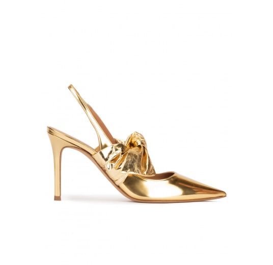 Bow detailed heeled slingback shoes in gold mirrored leather Pura López