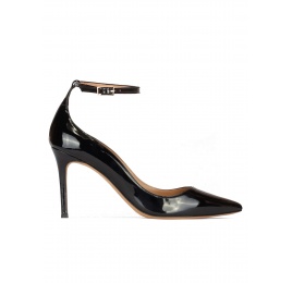 Zapatos de tacón alto en charol negro con pulsera en el tobillo Pura López