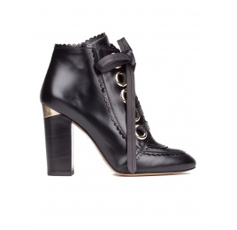 Botines de tacón alto en piel color negro con cordones Pura López