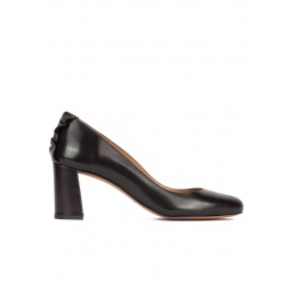 Ruffled black leather mid block heel pumps Pura López