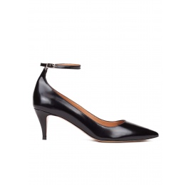 Zapatos de tacón medio en piel color negro con pulsera Pura López