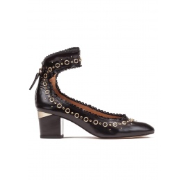 Zapatos de tacón medio en piel color negro con pulsera Pura López