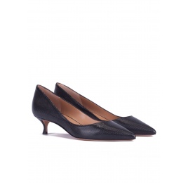 Mid-heeled pointed toe pumps in black textured leather Pura López