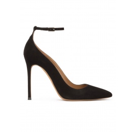 Zapatos de ante negro con tacón alto y pulsera en el tobillo Pura López