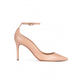 Zapatos nude de piel con tacón alto y pulsera en el tobillo Pura López