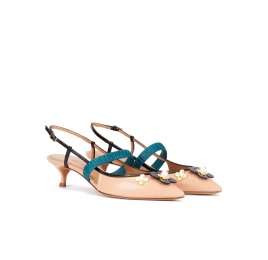Zapatos de tacón bajo y punta fina en piel nude con flores Pura López