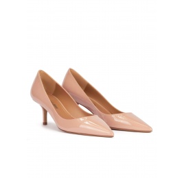 Mid heel pointy toe pumps in nude patent leather Pura López