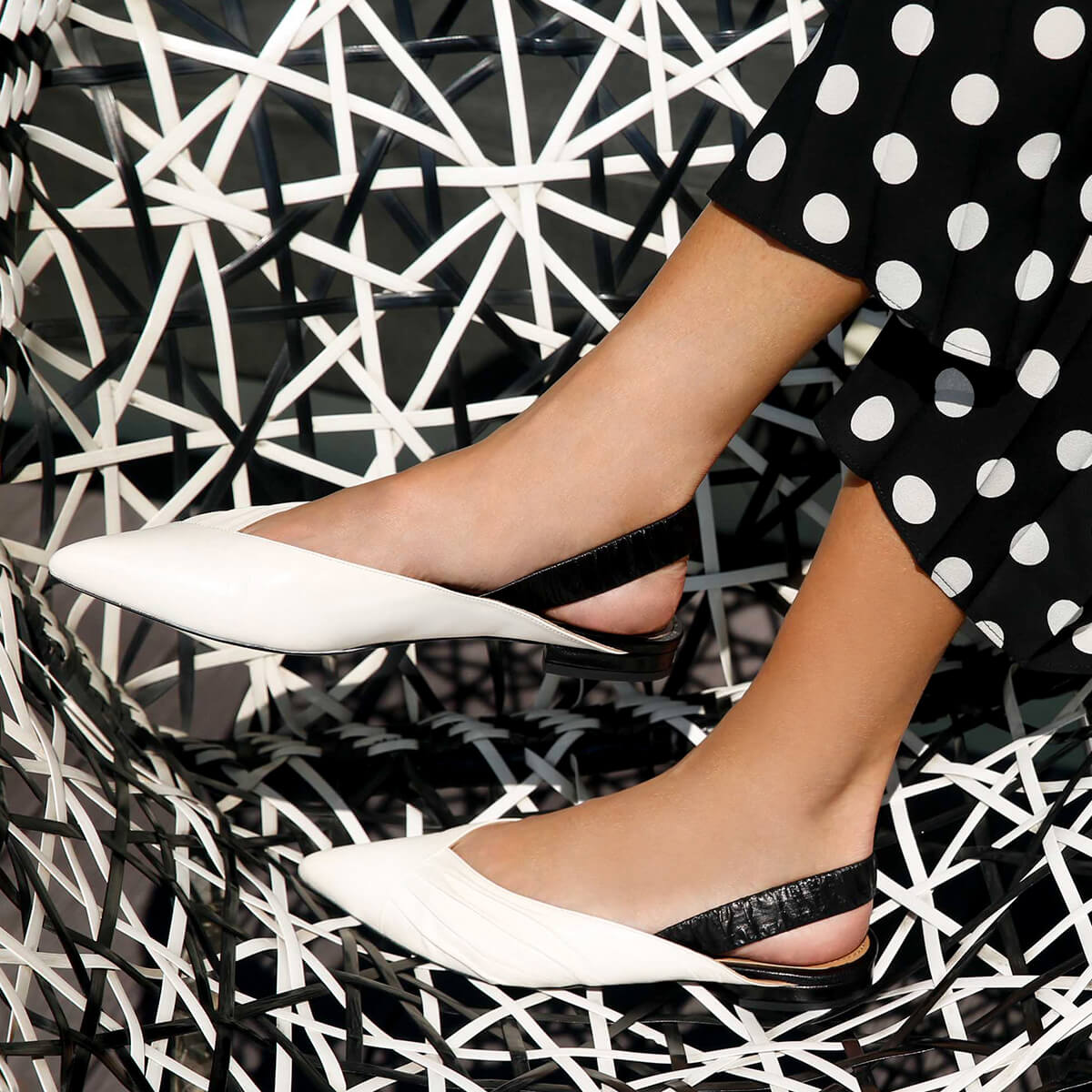 Zapatos planos de punta fina en piel blanco y negro . PURA LOPEZ Zapatos planos de punta fina en piel blanco y negro . PURA LOPEZ