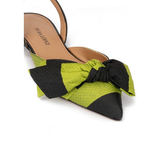 Chaussures plates à brides et à bouts pointus en tissu noir et vert Pura López