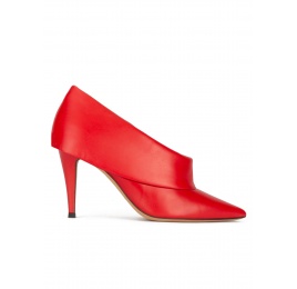 Zapatos abotinados de piel color rojo con punta y tacón finos Pura López