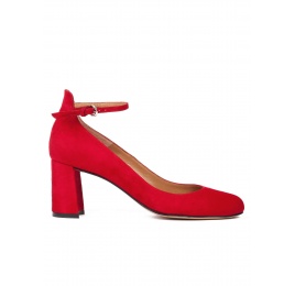 Zapatos de tacón medio en ante rojo con pulsera Pura López