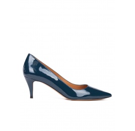 Zapatos de salón con tacón medio en charol azul petróleo Pura López