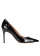 Heeled pointy toe pumps in black patent leather