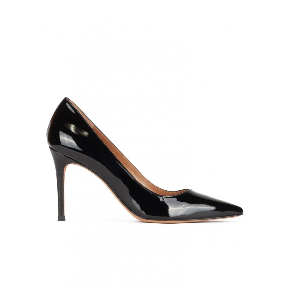 Heeled pointy toe pumps in black patent leather