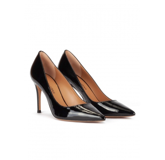 Heeled pointy toe pumps in black patent leather Pura López