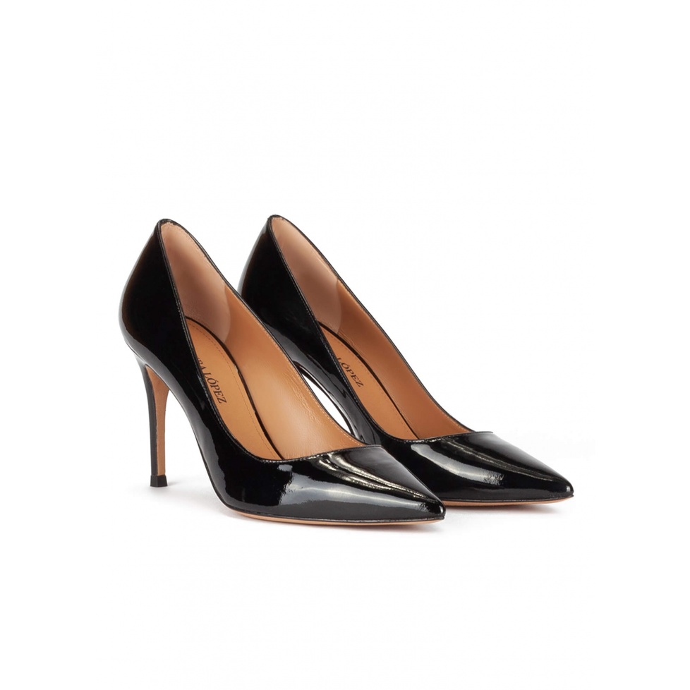 Heeled pointy toe pumps in black patent leather