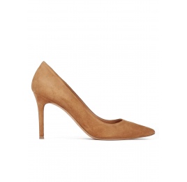 Zapatos de punta fina y tacón stiletto en ante arena Pura López