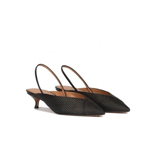 Black low heel slingback pumps in black raffia Pura López