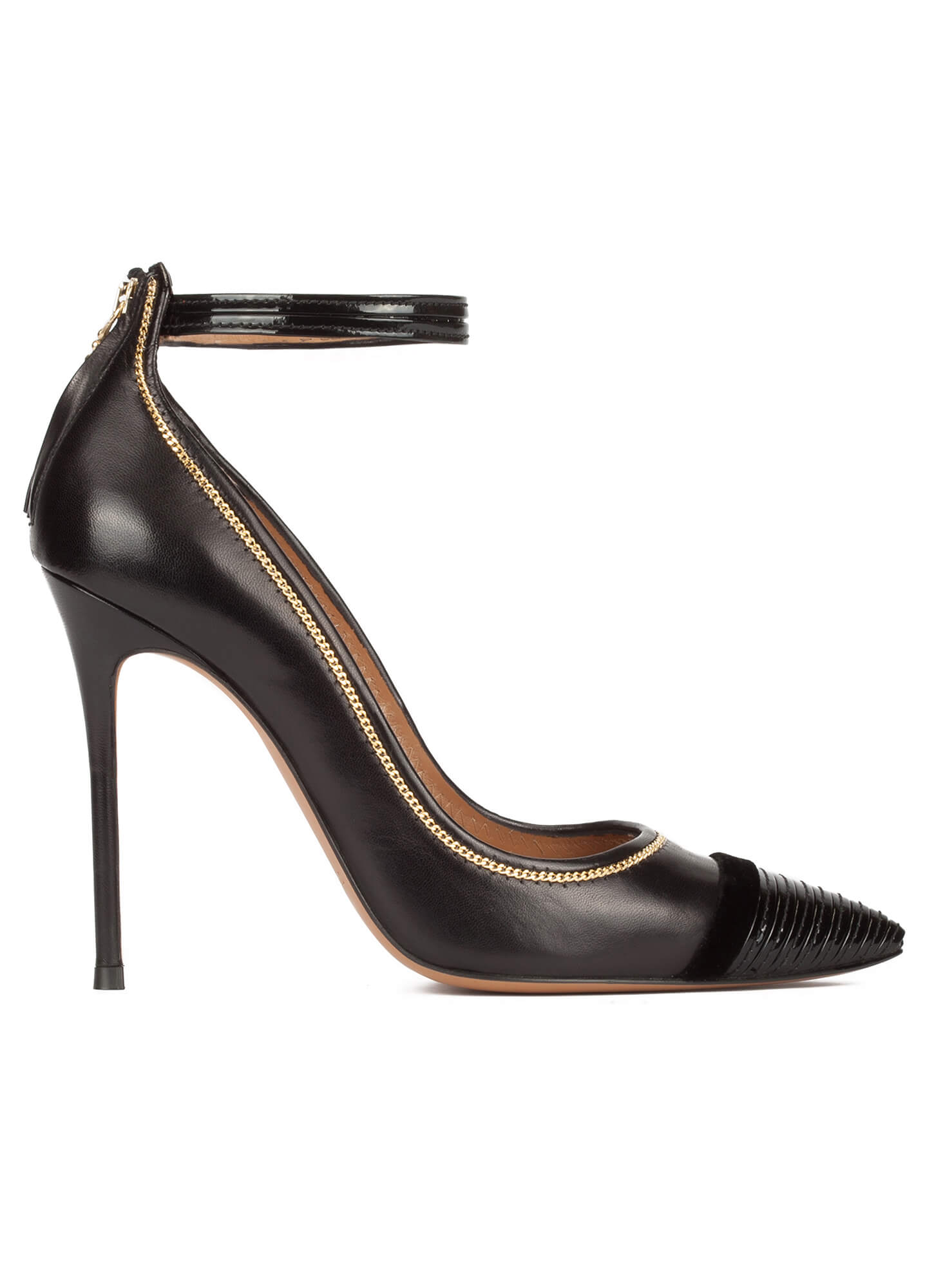 Zapatos negros de tacón con pulsera y detalle en puntera . PURA LOPEZ